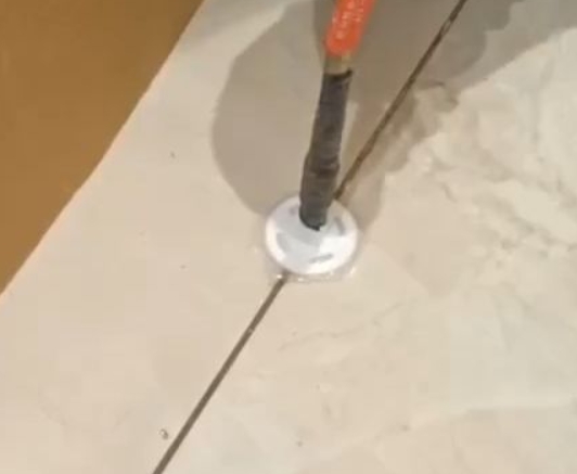 荆门瓷砖空鼓维修公司专业解答瓷砖在铺贴过程中，如果没有涂抹均匀到位的粘结材料（如水泥砂浆或瓷砖胶），可能会导致以下问题